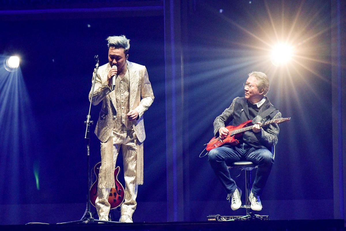 ▲鄭中基（左）與父親鄭東漢同台表演，父親幽默表示鄭中基今天是他的老闆。（圖／記者陳明安攝 , 2017.12.23）