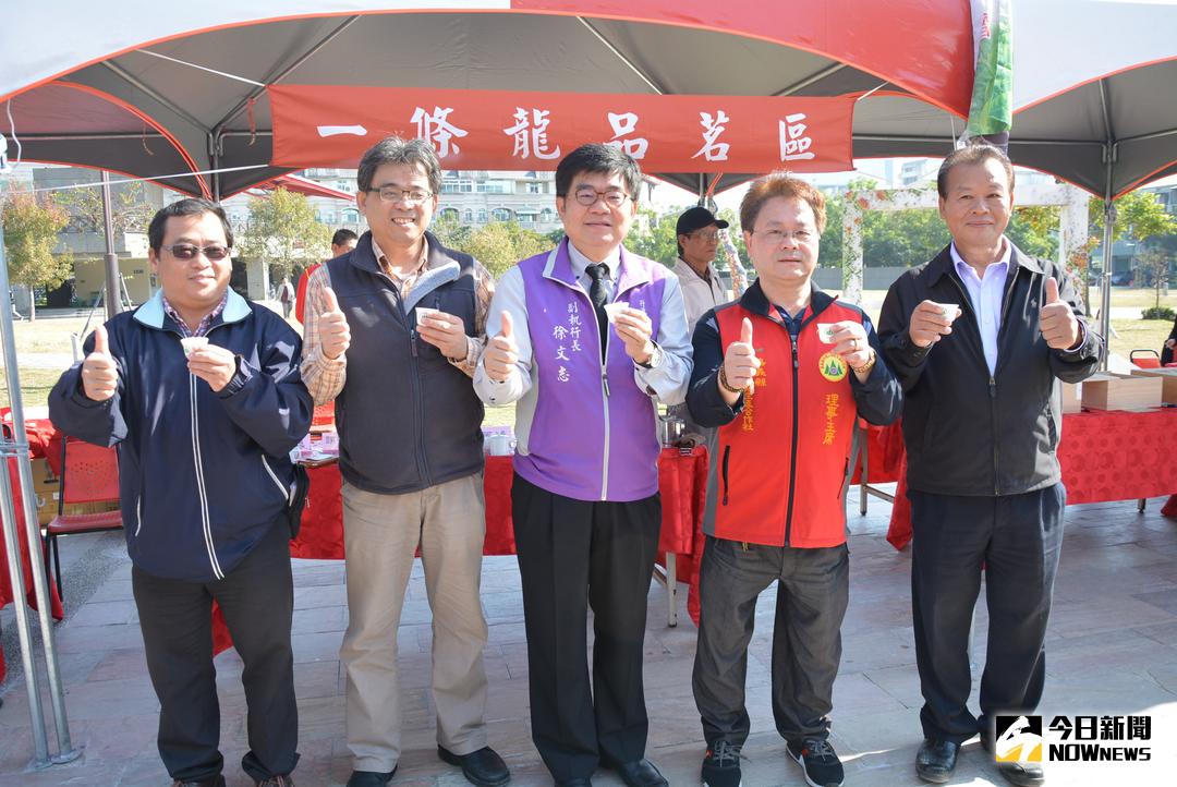 ▲會場上推出的「一條龍品茗」活動，讓民眾免費品嘗得獎茶。（圖／記者郭政隆攝，2017.12.23）