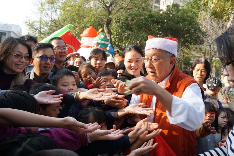 ▲由新竹縣長邱鏡淳（右）裝扮的「客家聖誕老公公」發送小禮物，成了冬至感恩聖誕Party的亮點。（圖／記者常似虎翻攝 , 2017.12.23）