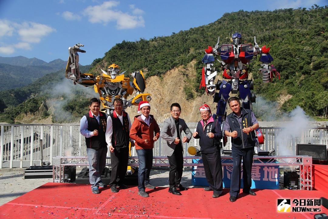 ▲台東縣卑南鄉公所在知本溫泉區勇男橋舉辦「歡聚耶誕迎新年」、「變形金剛in卑南」活動，柯博文和大黃蜂現身。（圖／記者鄭志宏攝）