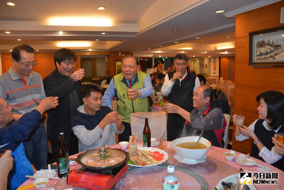 ▲冬至慶團圓，澎湖縣公務人員協會會員圍爐話家常。（圖／記者鄧至傑攝 , 2017.12 23）