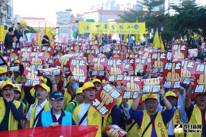 ▲反對血汗治國，勞團23日發起「1223反對勞基法修惡大遊行」，下午從民進黨中央黨部北平東路前出發。（圖／記者葉政勳攝 , 2017.12.23）