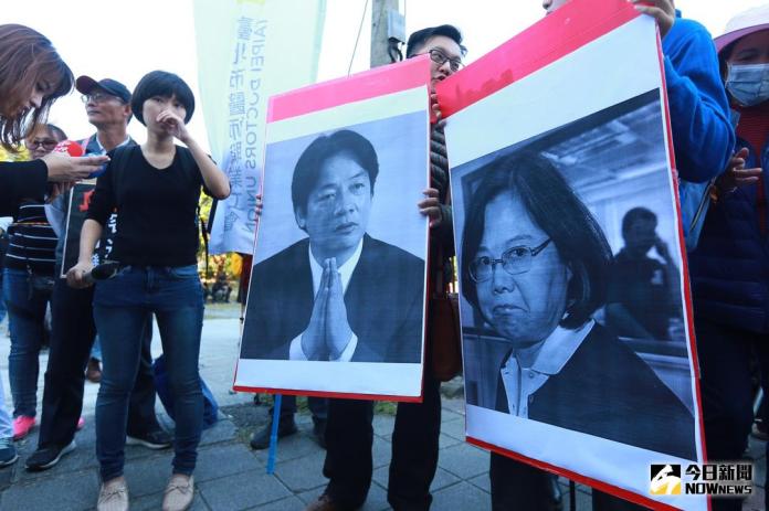 ▲勞工團體23日發起「1223反對勞基法修惡大遊行」，要求蔡英文總統與行政院長賴清德懸崖勒馬，不要讓勞工過勞死。（圖／記者葉政勳攝 , 2017.12.23）