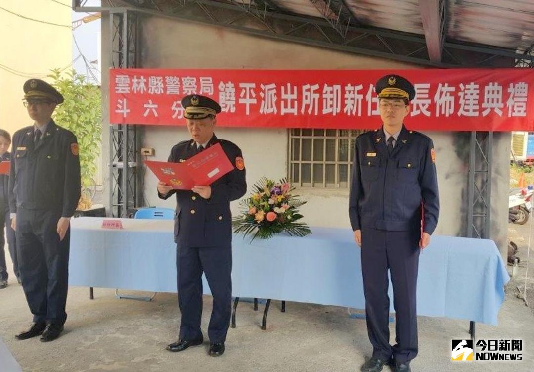 ▲饒平派出所卸、新任所長交接布達典禮，由分局長蔡詳忠〈中〉親自主持布達。（圖／記者蘇榮泉翻攝，2017.12.22）
