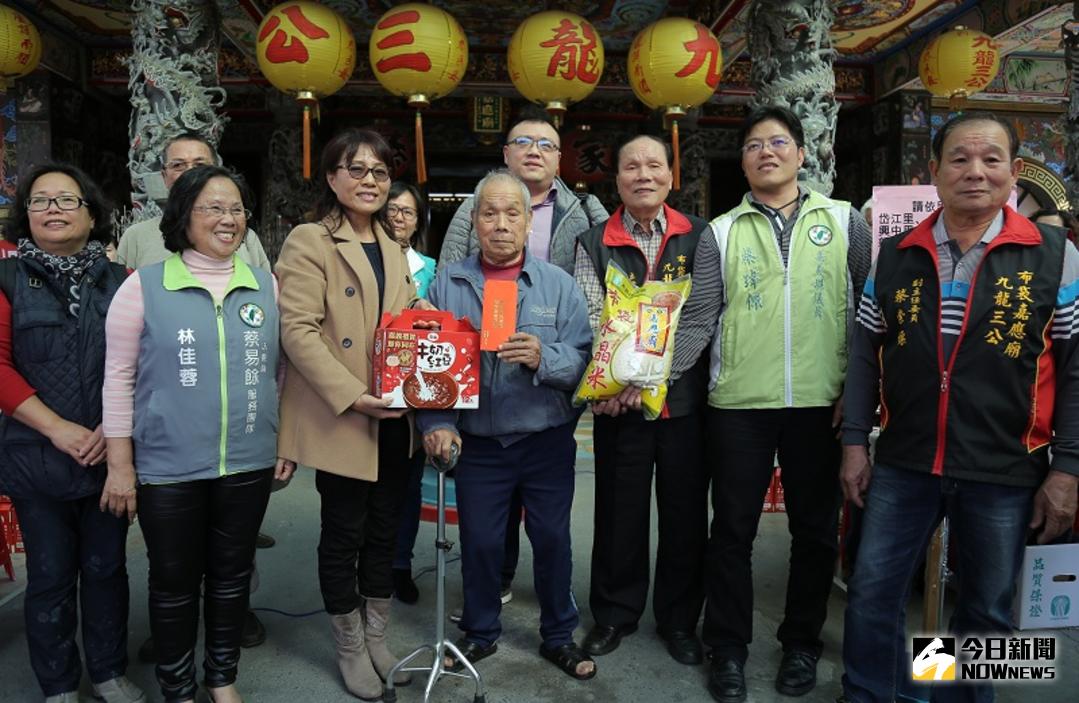 ▲嘉義縣布袋鎮嘉應廟22日再集結各界善心人士資源，辦理寒冬送暖、扶弱濟貧活動。（圖／記者陳鐘聲翻攝 , 2017.12.22）