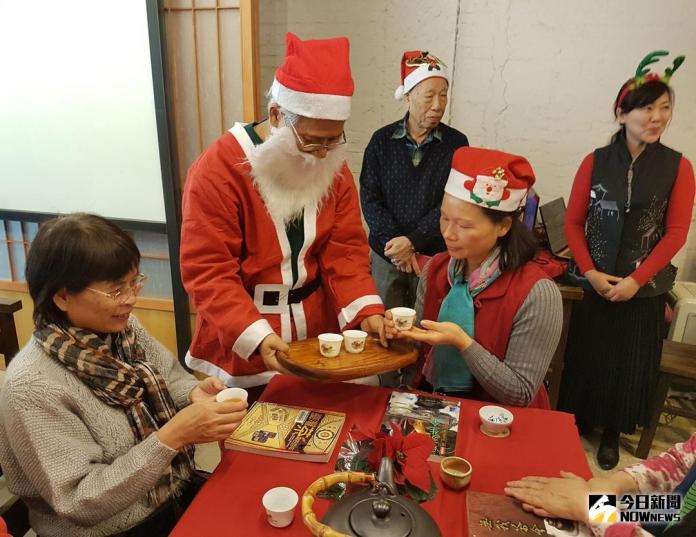 聖誕老公公奉上「百歲美人茶」　石碇分館耶誕飄茶香
