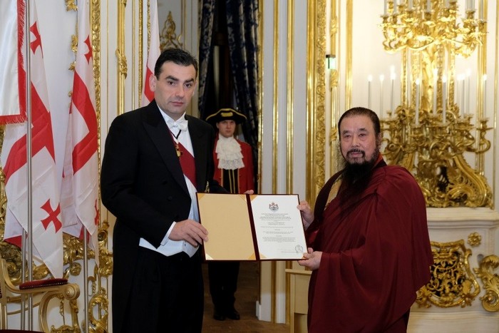 ▲喬治亞皇室最高首領皇太子殿下（左），封授子爵貴族冊封令給恆性嘉措仁波切。(圖／佛教正心會提供)