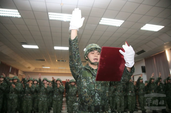 ▲ 宣誓代表帶領全體入伍新兵，宣誓效忠國家及服從領導，象徵正式加入國軍行列。（軍聞社記者陳映竹攝）