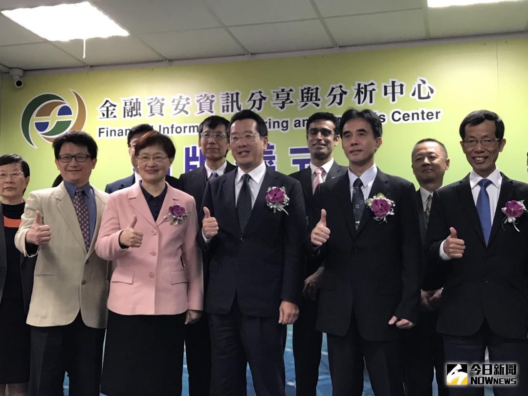 ▲金管會主委顧立雄（中）上午出席「金融資安資訊分享與分析中心」揭牌儀式，被問到央行總裁彭淮南是否應再留任，他回應：「這怎會問到我這邊，拜託這事件與我無關。」（圖／記者顏真真攝 , 2017.12.22）