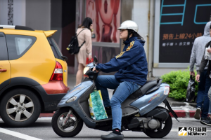 等紅燈看導航！機車騎士「少1動作」收千元罰單：裝手機架也沒用
