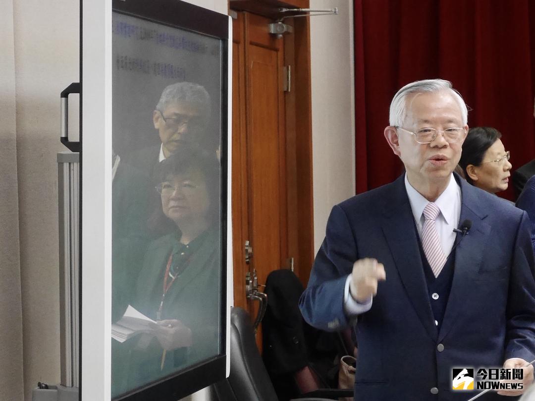 ▲中央銀行總裁彭淮南為新台幣匯率抱不平，強調台灣貿易條件是深受進口國際原物價格影響，匯率何其無辜，而新台幣兌美元12月22日早盤先貶後升，並續站上2字頭，一度觸29.952元。（圖／NOWnews資料照）