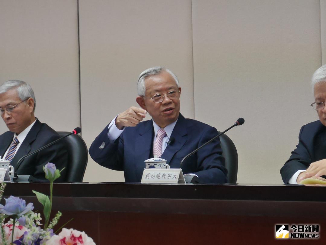 ▲中央銀行總裁彭淮南告別秀，除反駁台灣低薪不是他造成，也不忘打臉台積電董事長張忠謀及富邦集團董事長蔡明忠，強調自由人力市場不是萬靈丹，薪資上升為因，物價上漲為果，「物價上升可帶動薪資成長」說法有待商榷。（圖／記者顏真真攝 , 2017.12.21）
