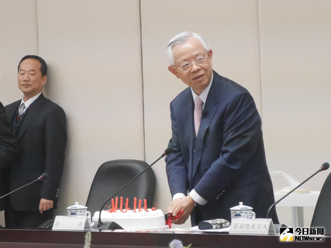 ▲中央銀行總裁彭淮南將於2018年1月2日過生日，媒體特別準備蛋糕幫他提前慶生，他也許願盼大家身體健康、國泰民安。（圖／記者顏真真攝 , 2017.12.21）