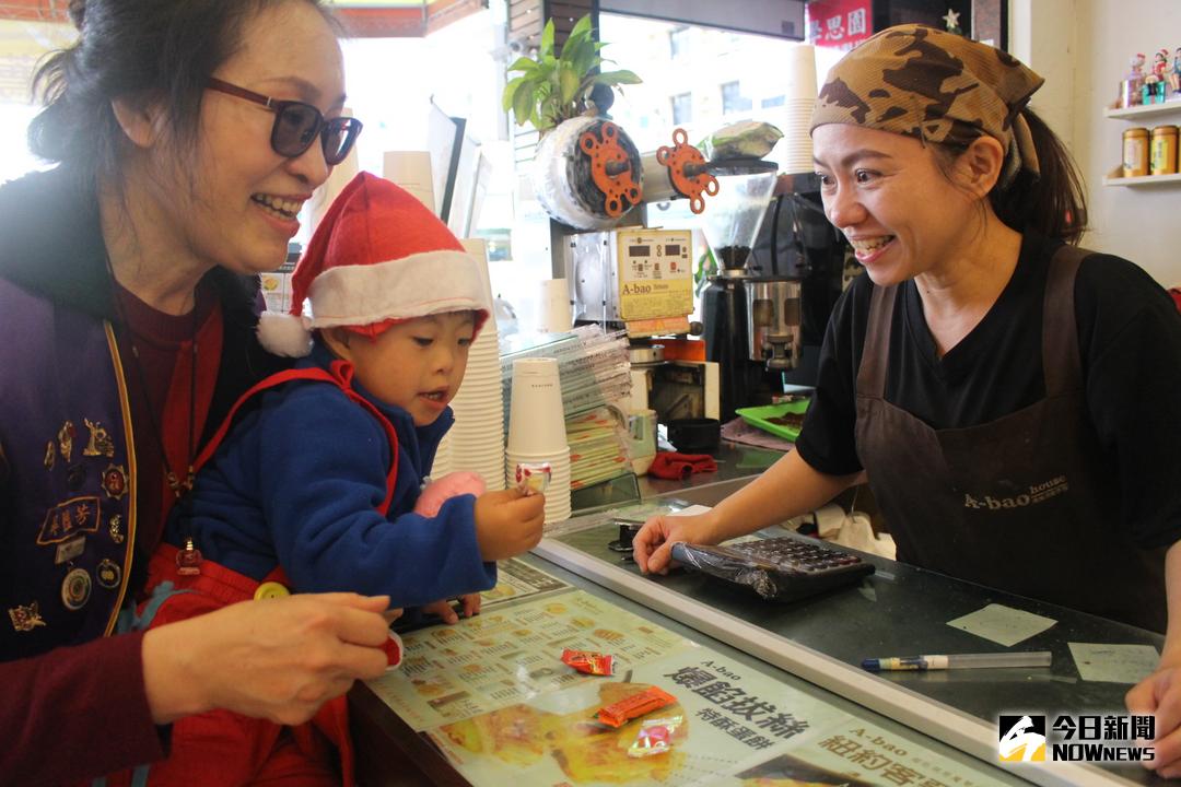 ▲慢飛天使阿勇裝扮聖誕萌娃，踩街報佳音將祝福傳遞給大家。（圖／記者郭政隆翻拍）