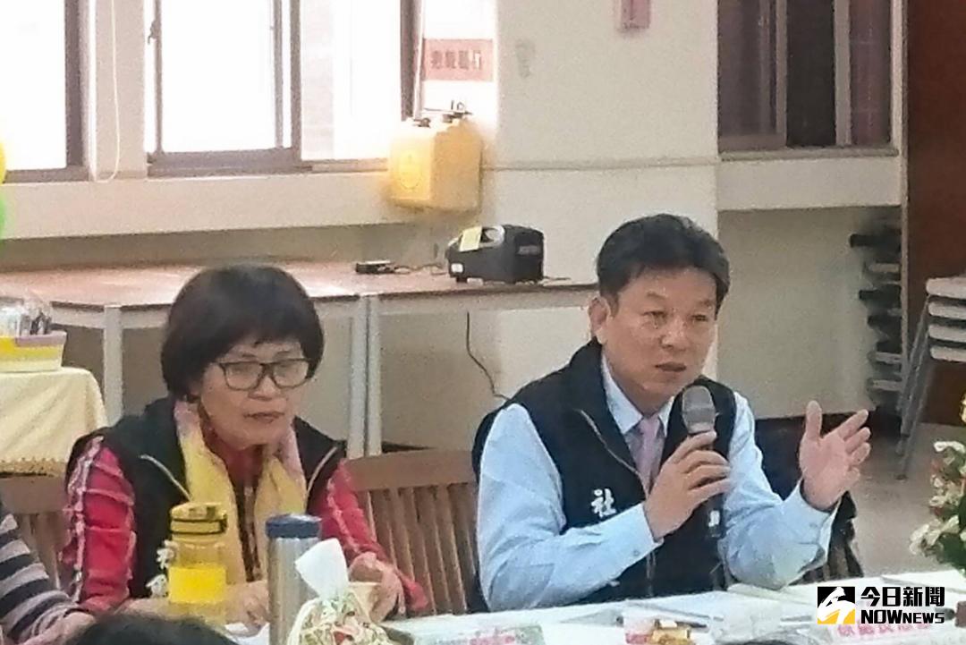 ▲社會處處長徐忠徹代表李縣長感謝各鄉\\(鎮、市\\)公所，積極配合縣府推動多項社會福利服務。（圖／記者蘇榮泉攝，2017.12.21）