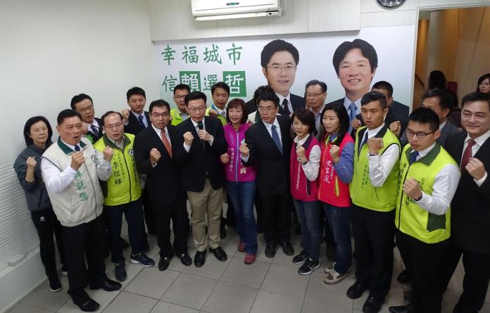 ▲黃偉哲將20多位民進黨市議員參選人整合成團隊。（圖／記者黃文博翻攝，2017.12.21）