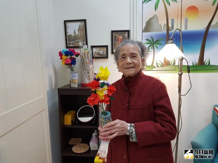 榮總員山分院日照中心慶周年　93歲阿媽巧手摺紙成標竿
