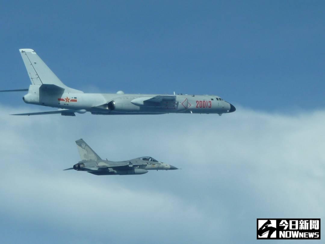 ▲空軍經國號戰機升空監控解放軍轟六。（圖／NOWnews資料照）