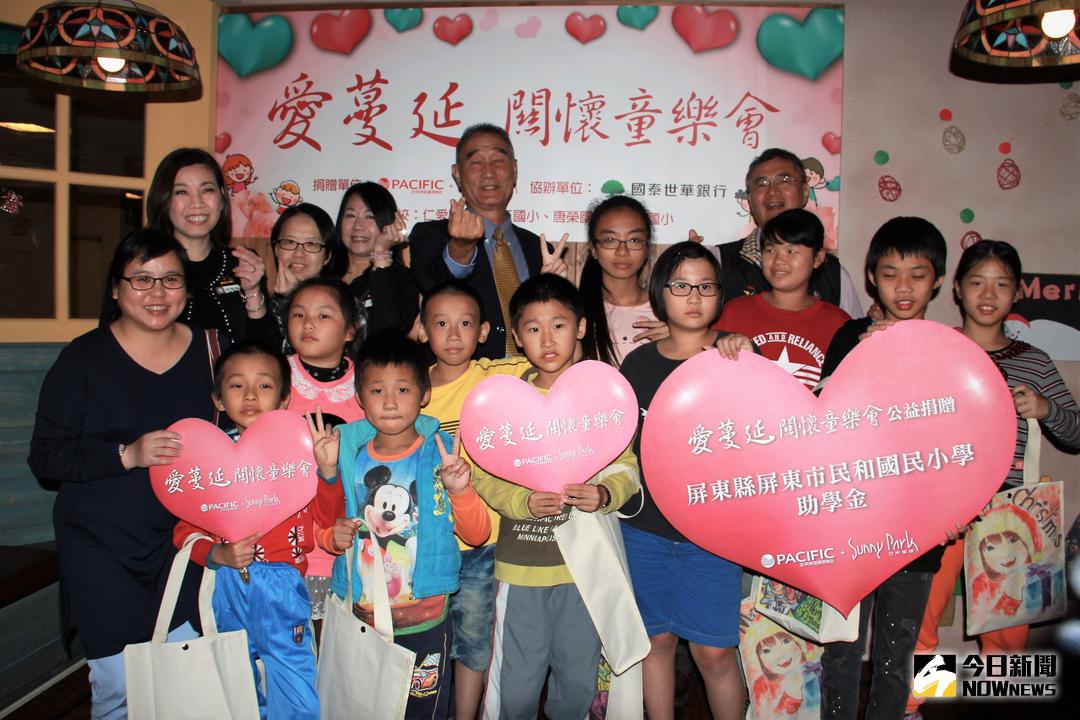 ▲太平洋百貨屏東店舉行聖誕愛心餐會捐贈助學金，邀請弱勢學童提前歡度愉快溫馨的聖誕佳節。（圖／記者陳宗傑攝,2017.12.20）