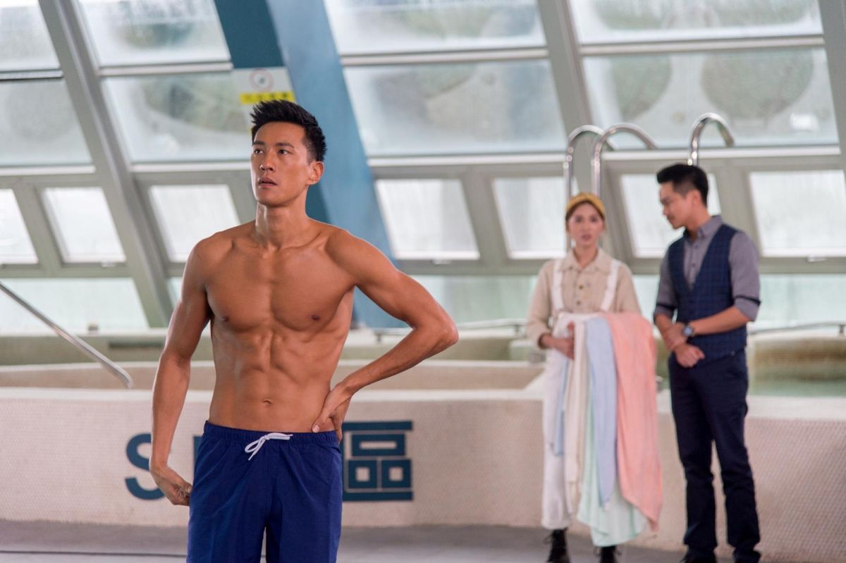 ▲鍾承翰大方秀腹肌。（圖／三立提供，2017.12.20）