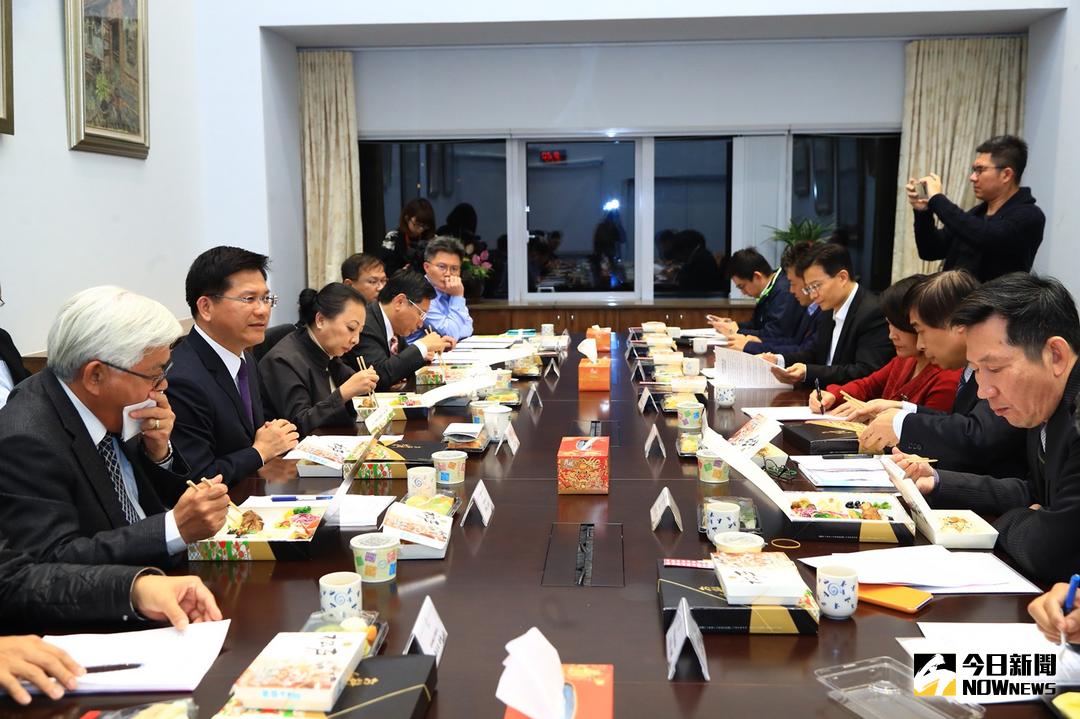 ▲由台中市長林佳龍邀集彰投苗雲嘉嘉六縣市正副首長及秘書長召開「空品治理聯繫會議」（圖／市政府提供 , 2017.12.20）