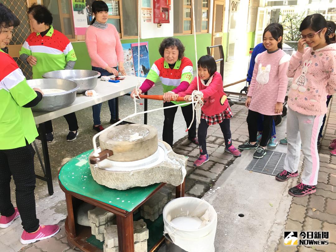 ▲為配合冬至節令，文昌國小舉辦「大手牽小手‧做出暖湯圓」活動，在寒流來襲的冬天，讓全校師生提前歡度了一個快樂溫暖的聖誕節。（圖／記者陳雅芳攝，2017.12.20