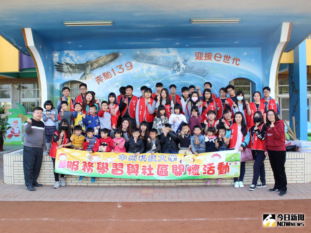 ▲中州科大保健食品系師生到文德國小來進行服務學習活動，更協助學校進行校園環境的打掃工作。（圖／記者陳雅芳攝，2017.12.20）