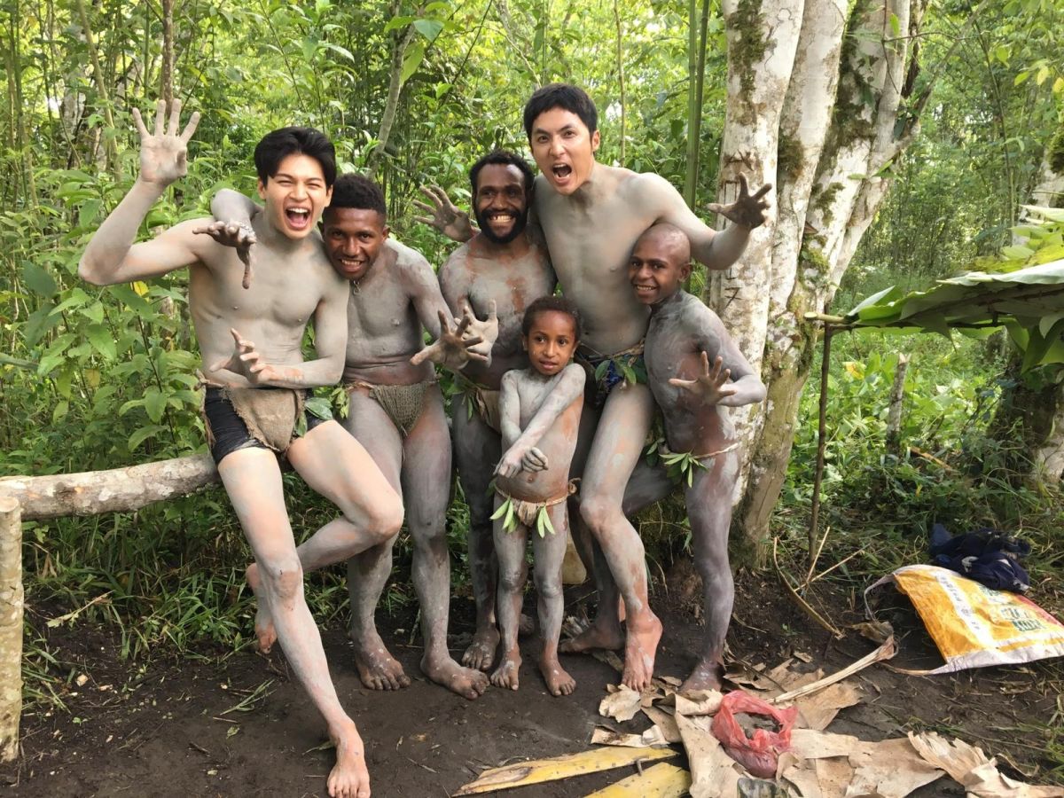 ▲李運慶與任祐成入境隨俗扮演泥人族，兩人脫到只剩內褲。（圖／三立提供 , 2017.12.20）