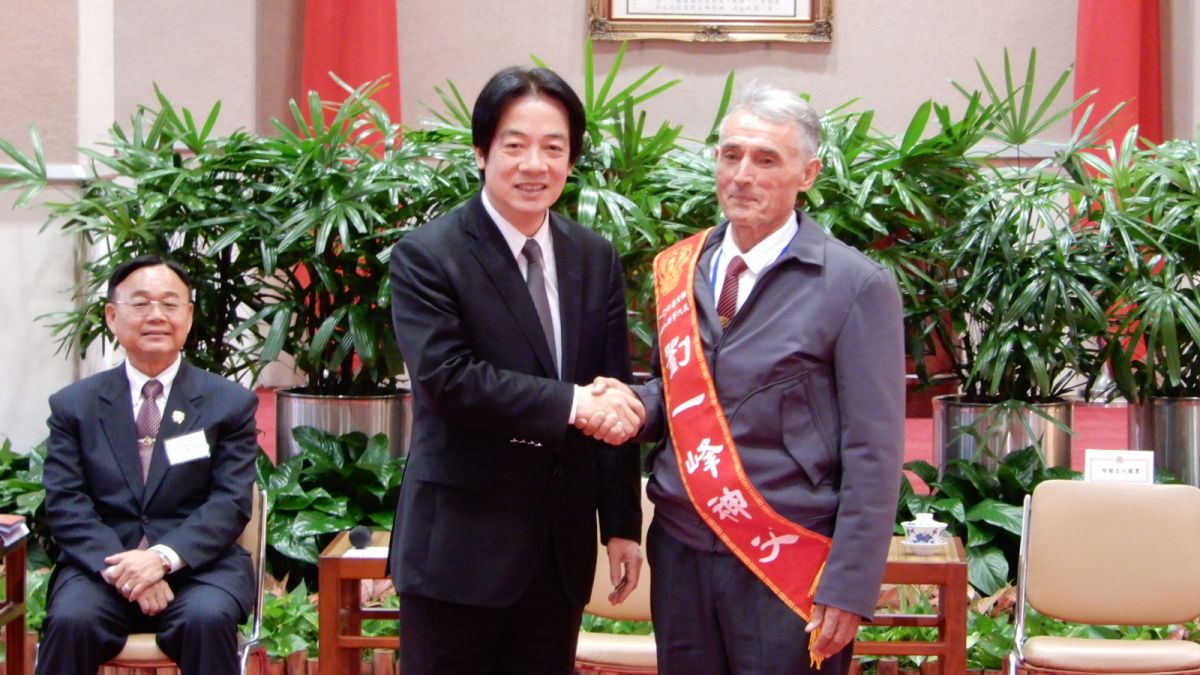 ▲行政院長賴清德20日接見全國好人好事代表，他再度提出「功德台灣」理念。圖為來台服務50年的法國神父劉一峰。（圖／記者陳弘志攝 , 2017.12.20）