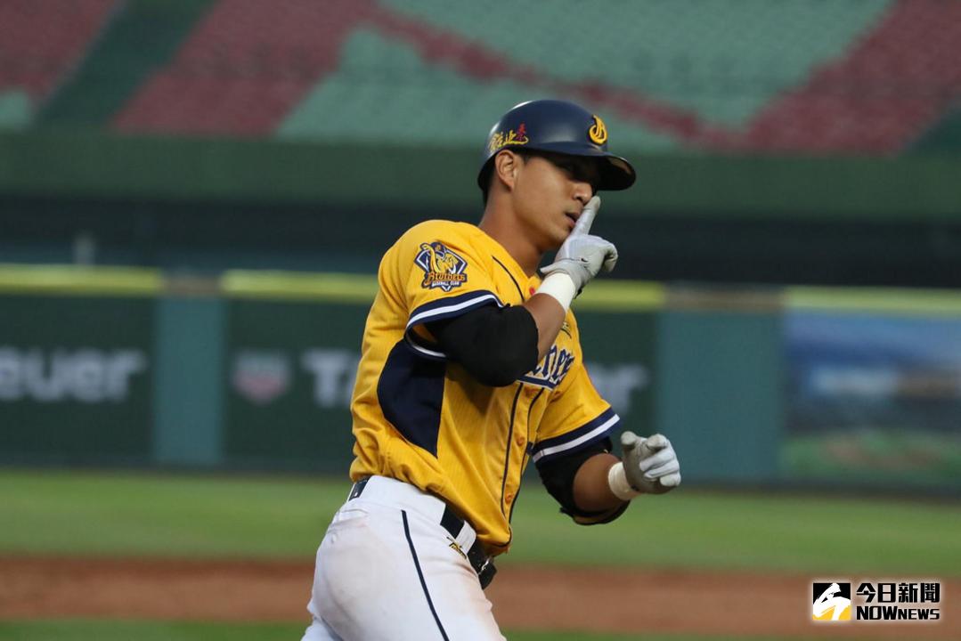 ▲「陶鎔大帝」曾陶鎔在2017年曾連4打席開轟，2場總計扛出5支全壘打，表現甚至比許基宏更狂，但卻因為「大小傷勢不斷」、加上「守備能力受限」等2個原因，在31歲的運動員巔峰期那年就遭釋出。（圖／NOWnews資料照）