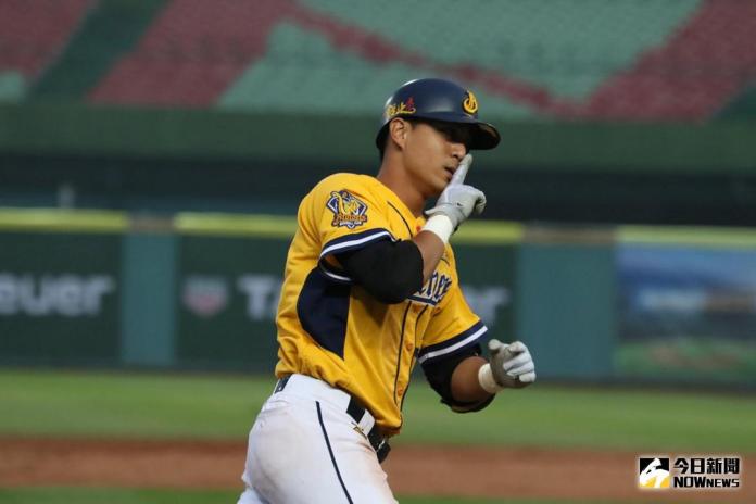 ▲「陶鎔大帝」曾陶鎔在2017年曾連4打席開轟，2場總計扛出5支全壘打，表現甚至比許基宏更狂，但卻因為「大小傷勢不斷」、加上「守備能力受限」等2個原因，在31歲的運動員巔峰期那年就遭釋出。（圖／NOWnews資料照）