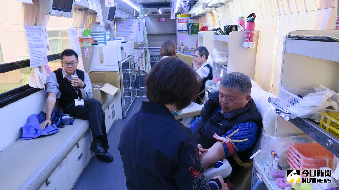 ▲天氣冷颼颼，血庫血源減少，彰化醫院邀請台中捐血中心派捐血車到大門口，鼓勵員工踴躍捐血，不少人捲袖響應。（圖／記者陳雅芳攝，2017.12.19）