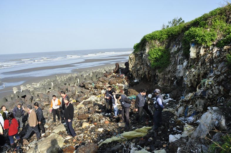 ▲新竹縣政府獲得環保署補助3800萬元，緊急處置新豐濱海的非法垃圾棄置場。（圖／記者常似虎翻攝 , 2017.12.19）