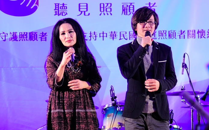 ▲潘越雲（左）、林隆璇相識許多年，為了公益活動和體合唱〈流言〉。（圖／無限延伸工作室提供 , 2017.12.19）