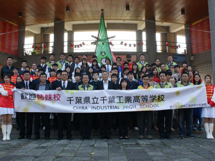 ▲日本千葉高校師生參訪東勢高工，學生進行技術交流並植樹愛地球、點燈傳溫馨。（圖／東勢高工提供2017.12.19）