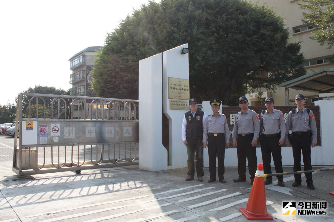 ▲網路來流傳彰中人一得死，就是今天了，彰化警分局也加派警力，前後門各兩位制服警察顧守，而且由便衣警察巡邏校園，警方與校方加強維護師生出入安全，絲毫不敢掉以輕心。（圖／記者陳雅芳攝，2017.12.18）