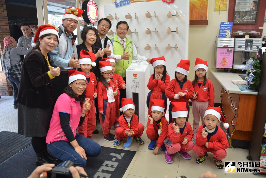 ▲涂醒哲市長和幼兒園小朋友一起體驗拍手牆樂趣。（圖／記者郭政隆攝影2017.12.18）