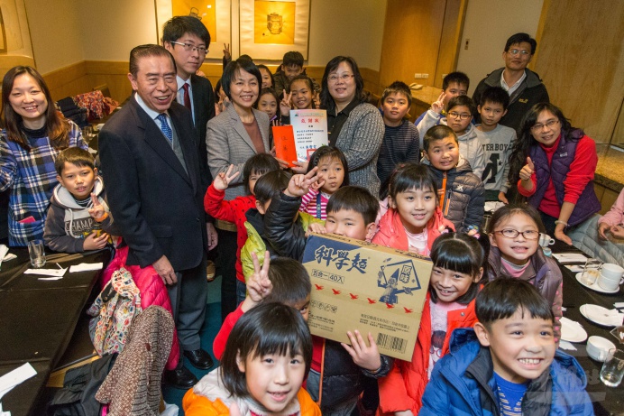 ▲ 中角國小朱校長18日致贈感謝狀給中華民國軍人之友社理事長，同時也是陳玲社會福利慈善事業基金會董事長李棟樑，感謝他對學生的付出與關懷。（軍聞社記者周昇煒攝）