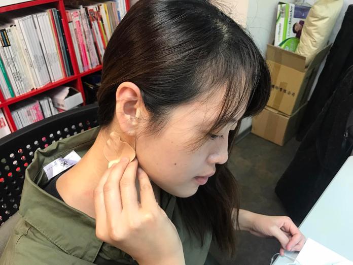 ▲現代人酸痛問題多，不喜歡傳統貼布刺鼻藥味的民眾，目前高科技能量貼布提供一項新選擇。（圖／業者提供）