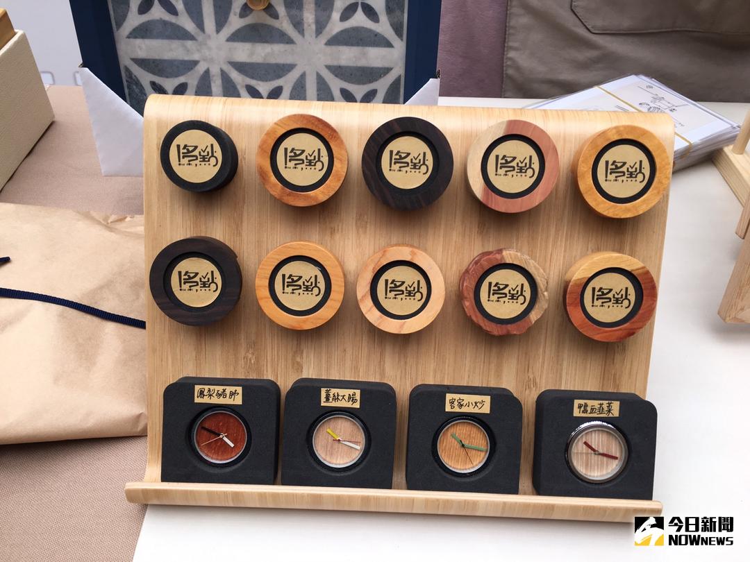 ▲竹市原住民手作研習營展創意，手作錶與掛鐘成亮點。（圖／陳志偉攝，2017.12.17）