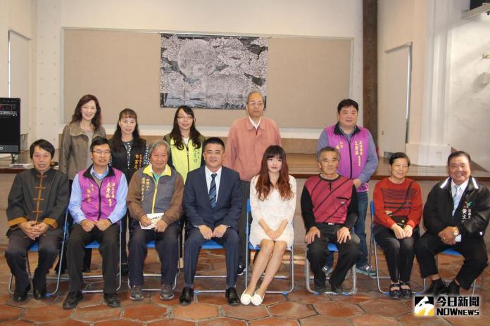 ▲鹿港藝文館舉辦謝欣穎首次返鄉個展「夢蛹」，純粹的以黑與白來建構畫面，內容相當豐富，歡迎民眾前往欣賞。（圖／記者陳雅芳攝，2017.12.17）