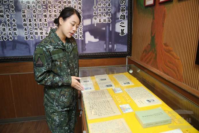▲ 陸軍裝甲584旅上士史政士鄭銘儀在單位史政業務上表現傑出，在專訪期間，鄭上士如數家珍的描述各類史料文物。（軍聞社記者董權輝攝）