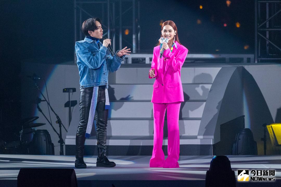 ▲林宥嘉（左）狂虧楊丞琳與李榮浩，讓楊丞琳招架不住，只好找藉口讓林宥嘉下台。（圖／記者鄭年堯攝 , 2017.12.16）