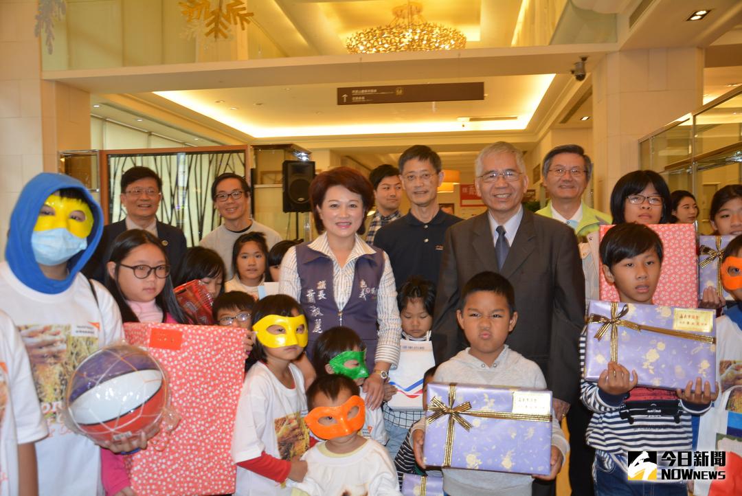 ▲圖說：副市長張惠博、市議長蕭淑麗、社會處長張元厚等貴賓共襄盛舉，為孩子們圓夢，陪孩子溫暖過冬。（圖／記者郭政隆攝影2017.12.16）