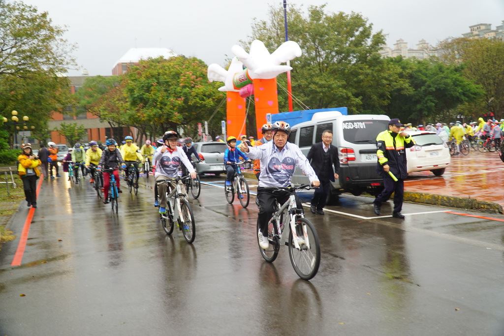 ▲830車友以行動關懷急難家庭，新竹縣長邱鏡淳帶頭展開20公里愛心陪騎。（圖／記者常似虎翻攝 , 2017.12.16）