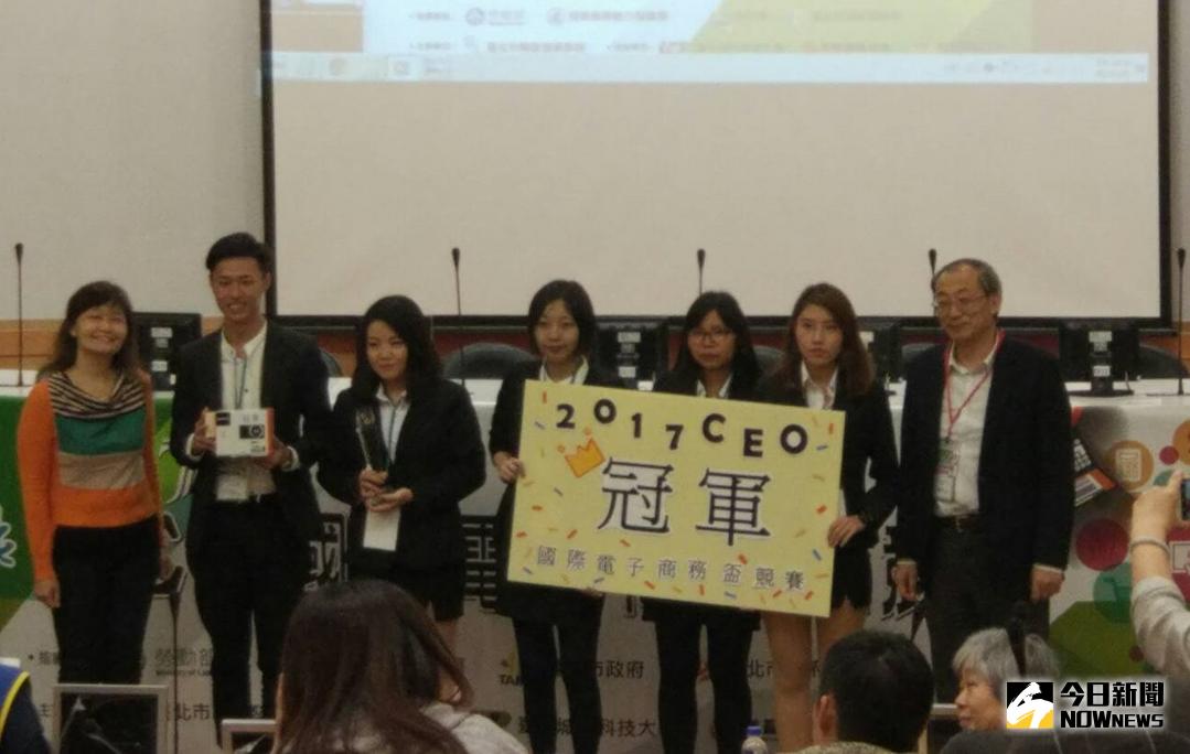 ▲環球科大參加「2017CEO國際電子商務盃競賽」，行管系師生代表隊勇奪行銷組冠軍，備受電子商務界的矚目。（圖／記者蘇榮泉攝，2017.12.15）