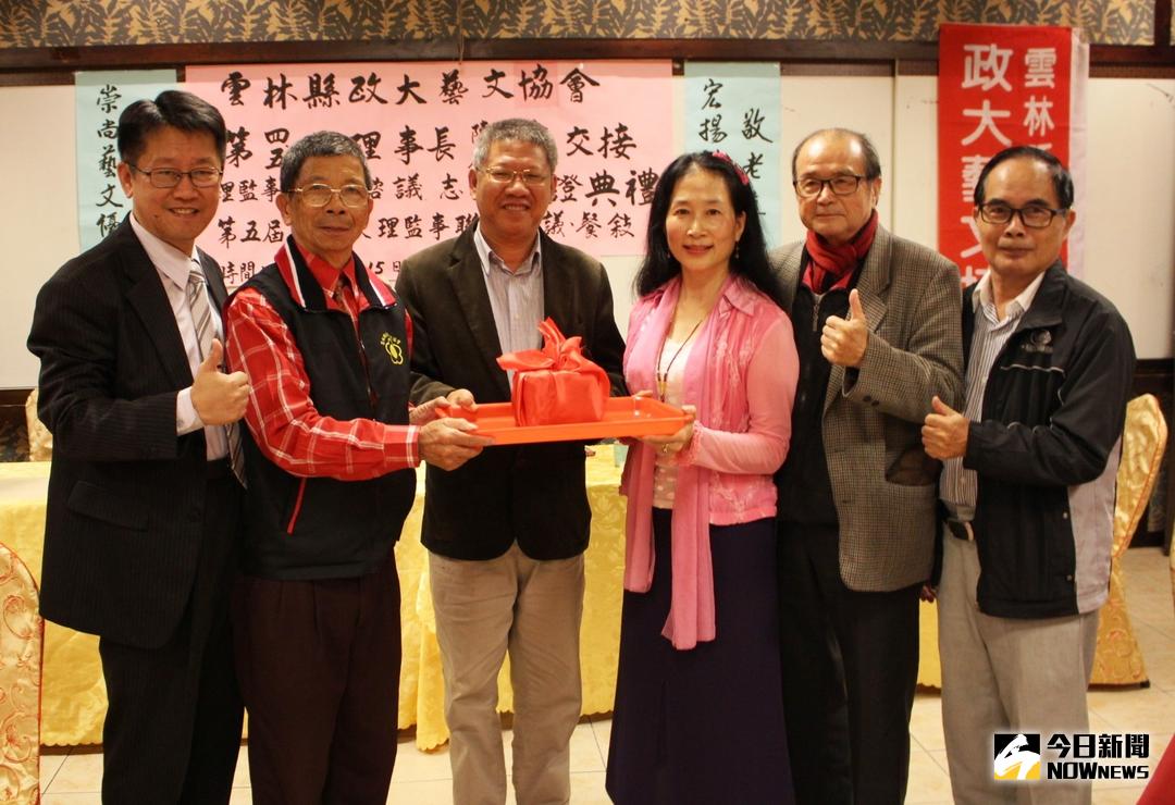 ▲雲林縣政大藝文協會第五屆理事長由詹惠茹（右3）高票當選，並接受印信。（圖／記者蘇榮泉攝，2017.12.15）