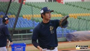 ▲若月健矢防守穩健，具備關鍵一擊能力，與山本由伸默契極佳。（圖／吳政紘攝）