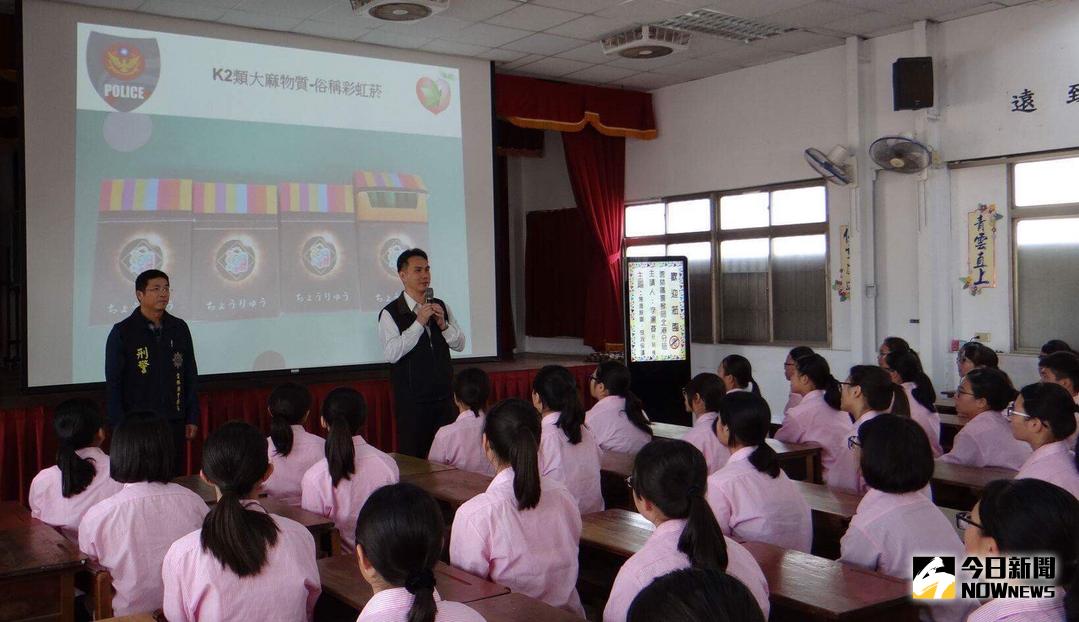 ▲分局長李憲蒼親自率員至北港鎮巨人高中視聽教室進行校園宣導。（圖／記者洪佳伶翻攝 , 2017.11.15）