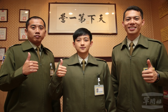 ▲ 憲兵211營第一連少尉輔導長吳東霖（右）、上士黃嘉恩（中）及士官長沈彥彣（左）以身為鐵衛營一份子為榮。（軍聞社記者李忠軒攝）